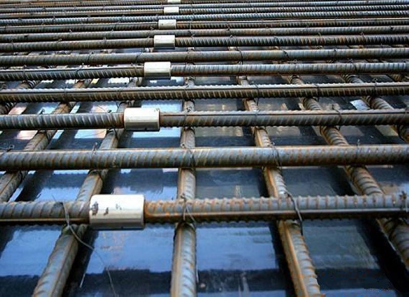克拉玛依为什么建楼房时，要在钢筋上加一排小圆环？原来作用这么大